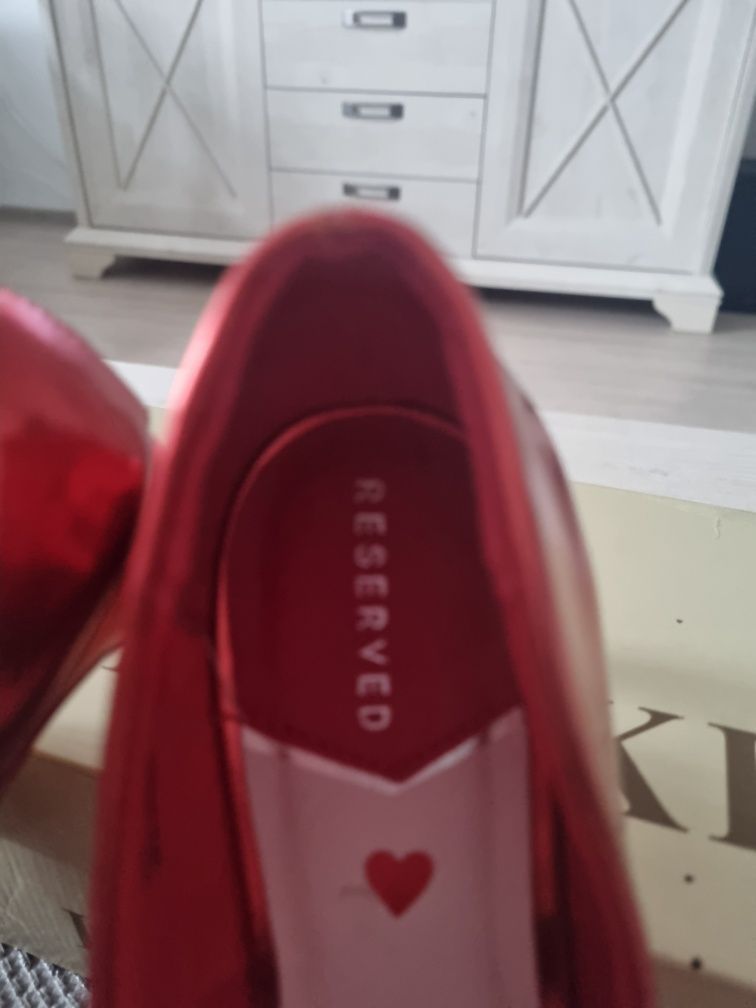 Czerwone szpilki Rederved