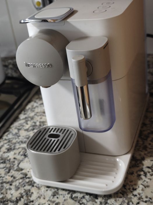 Máquina de Café DELONGHI Nespresso Lattissima One Evo (usada)