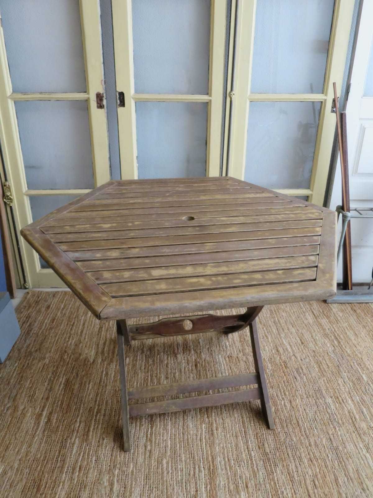 Mesa desmontável em madeira maciça