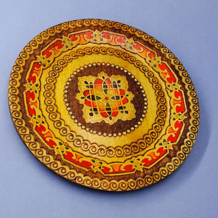 bałkany zdobiony talerzyk drewniany ozdoba naścienna folk styl ludowy