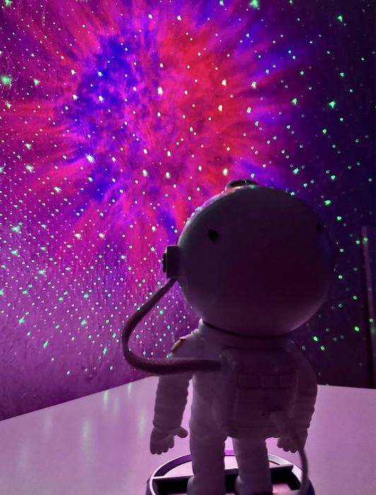 Астронавт-проектор, найновіша модель 2025