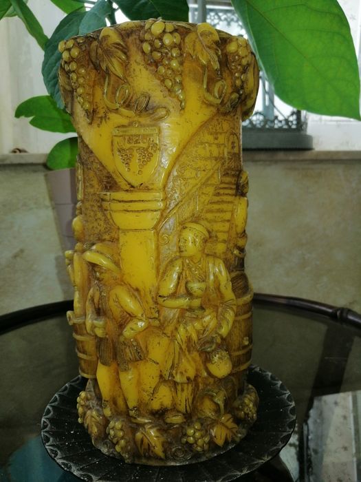 Duża rzeźbiona świeca.