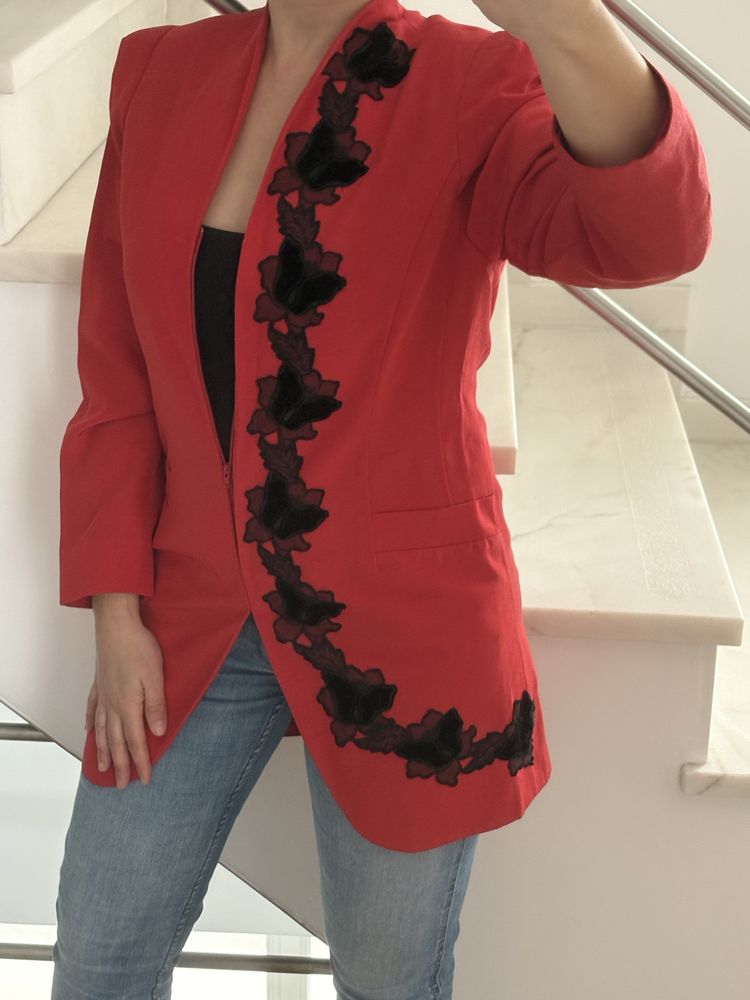 Original Casaco vermelho com aplicações em preto [S]