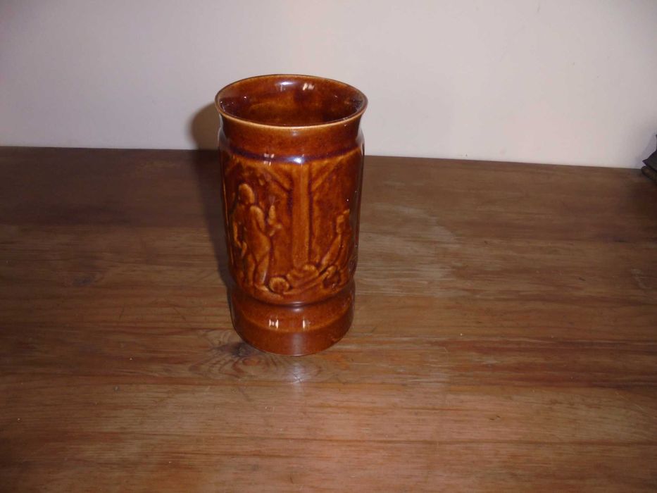 gliniany kufel ładnie zdobiony w motywy górnicze