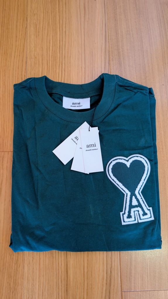 T-shirt Ami Paris. Tamanho L
