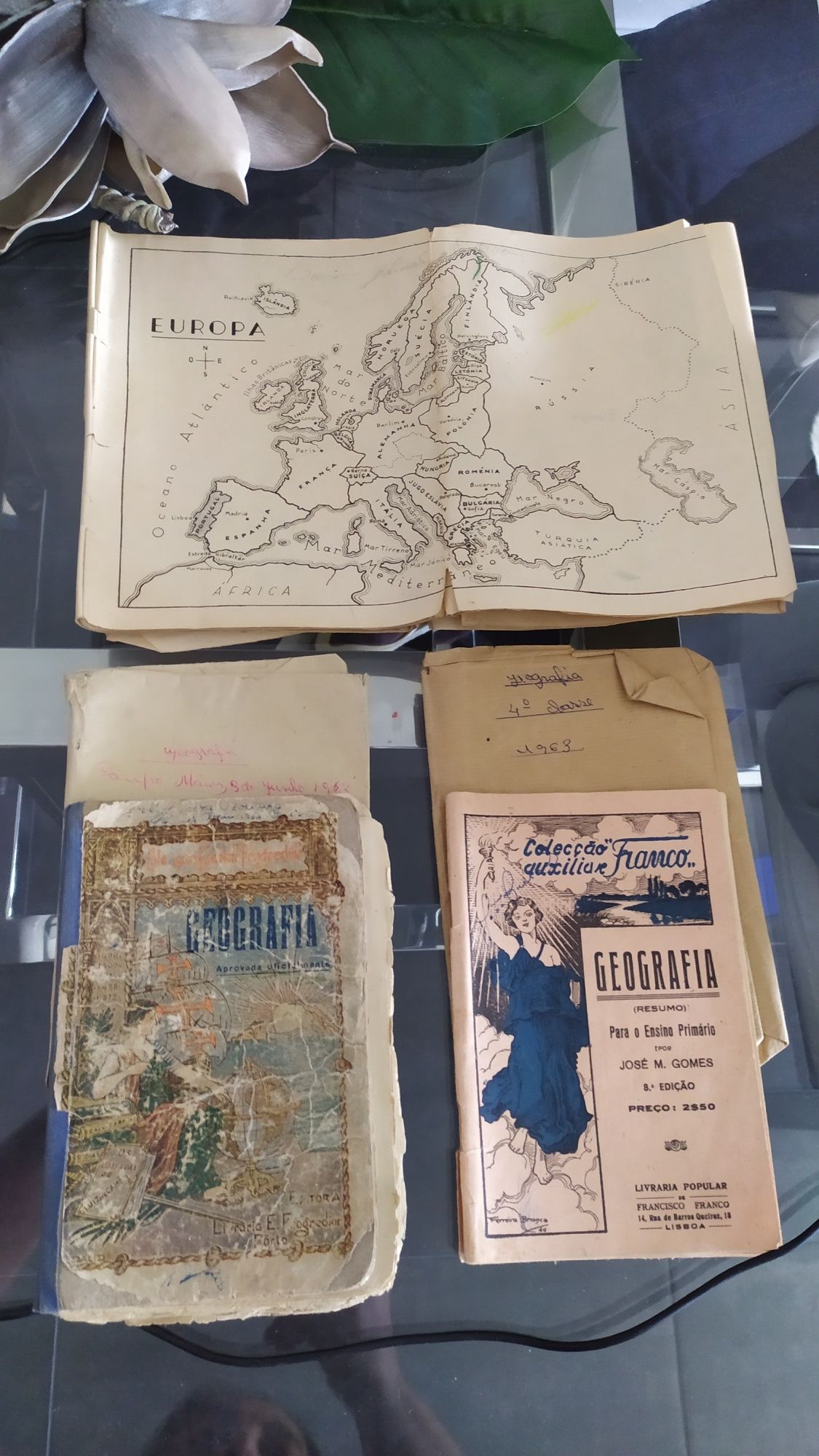 Conjunto antigo de manuais e mapas de geografia com mais de 70 anos