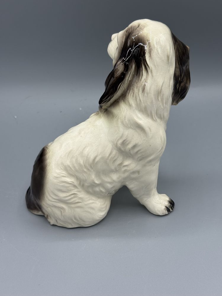Porcelanowy siedzacy piesek