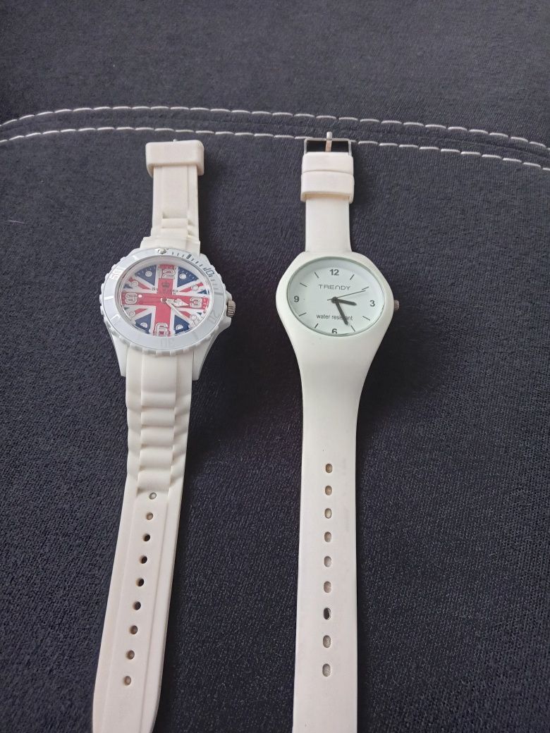 Dwa zegarki białe