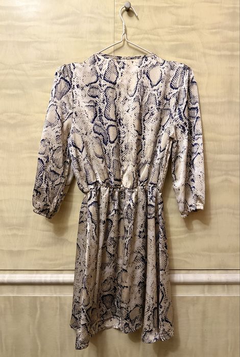 Атласна сукня з анімалістичним принтом S