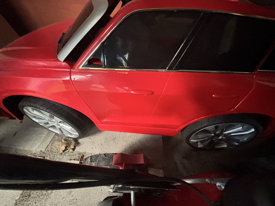 Samochod audi czerwony na akumulator