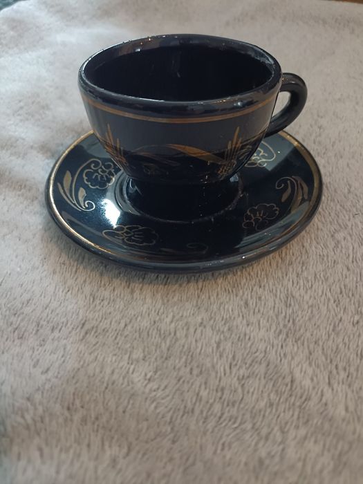 Elegancki czarny serwis kawowy