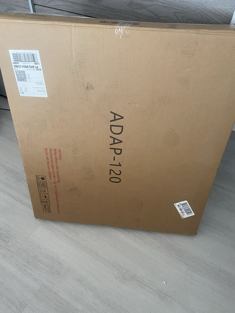 Mesa de jantar nova na caixa. Transporte a cargo do comprador.