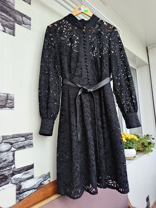 Сукня жіноча мережевна, у чорному кольорі.