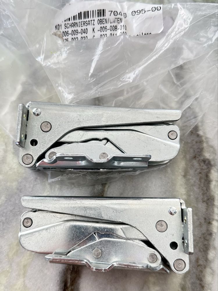 Комплект петель для холодильника LIEBHERR  7040095-00