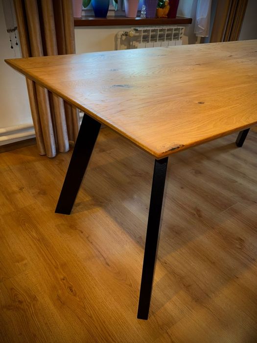 Stół dębowy z metalowymi nogami