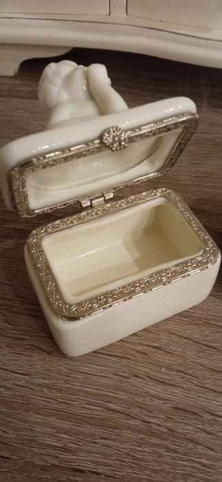 Ceramiczna szkatułka na biżuterię z aniołkiem porcelana