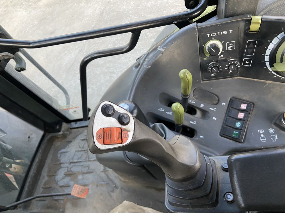 Claas Arion 410 z ładowaczem