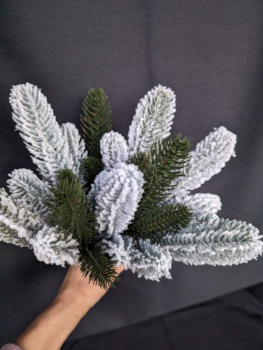 Литі гілочки зі штучної хвої (ялинки)