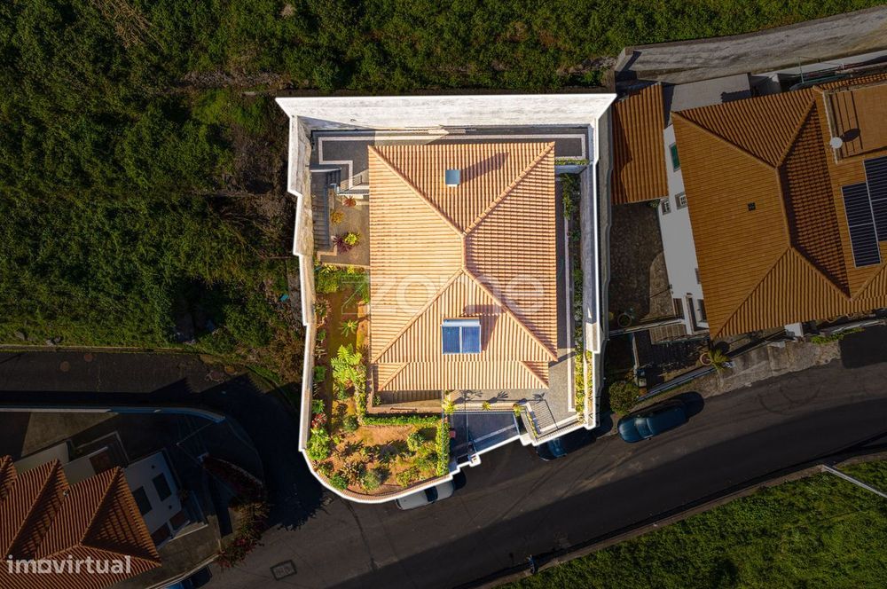 Moradia T3+1 de Luxo com Vista Mar a Apenas 5 Minutos do Funchal!