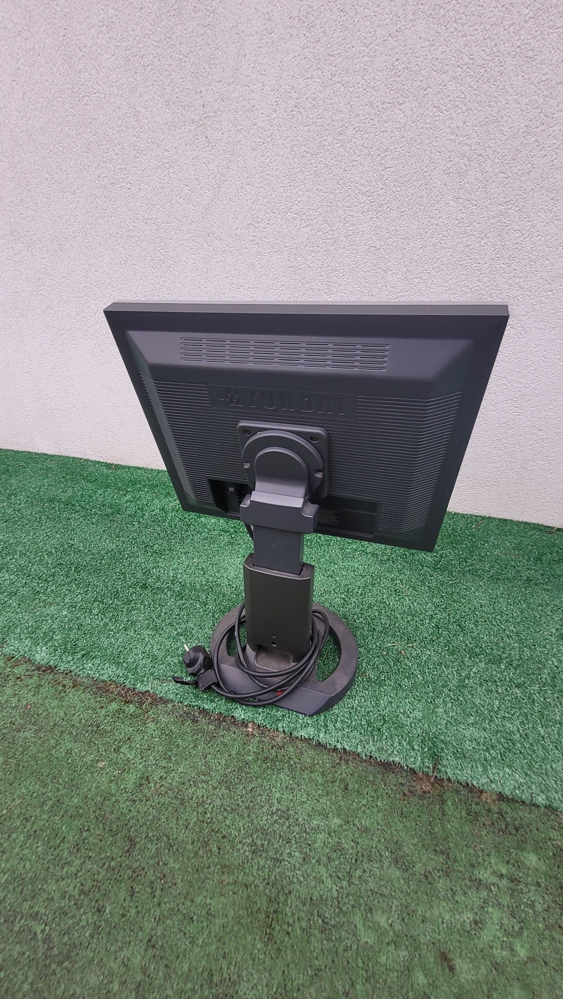 Monitor 17 LCD Hyundai L73D z regulowaną podstawą