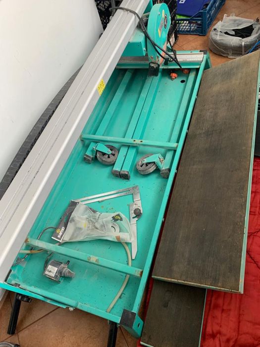 Плиткоріз , інструмент