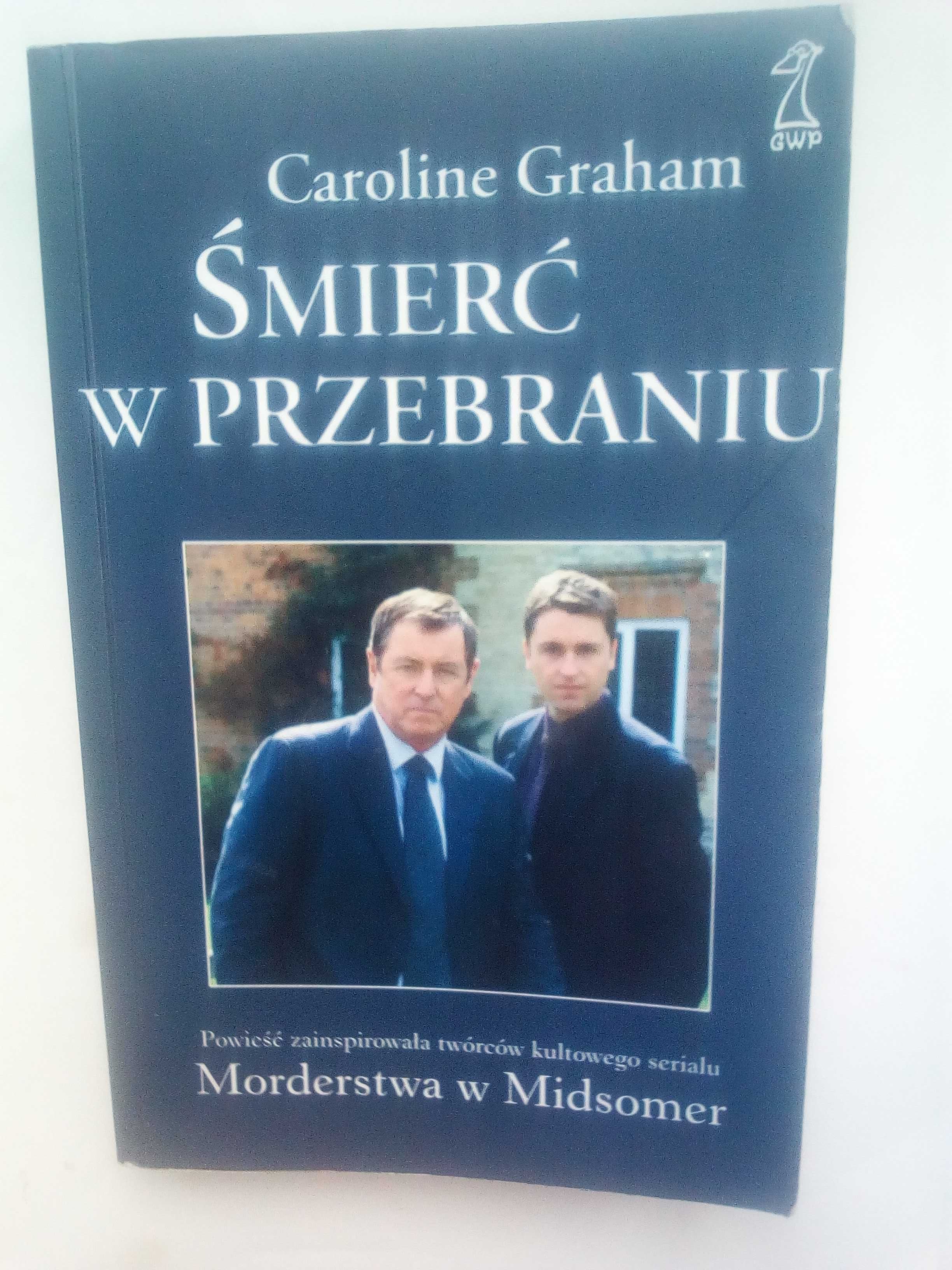 Śmierć w przebraniu (Morderstwa w Midsomer), Caroline Graham