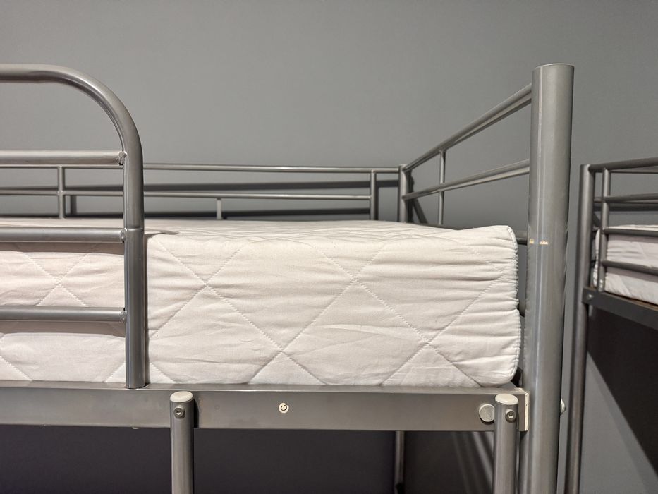 Łóżka piętrowe z materacami – 3 sztuki dostępne!