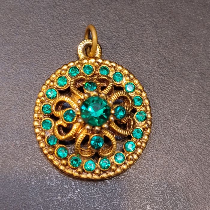 Stara zawieszka w kolorze złotym