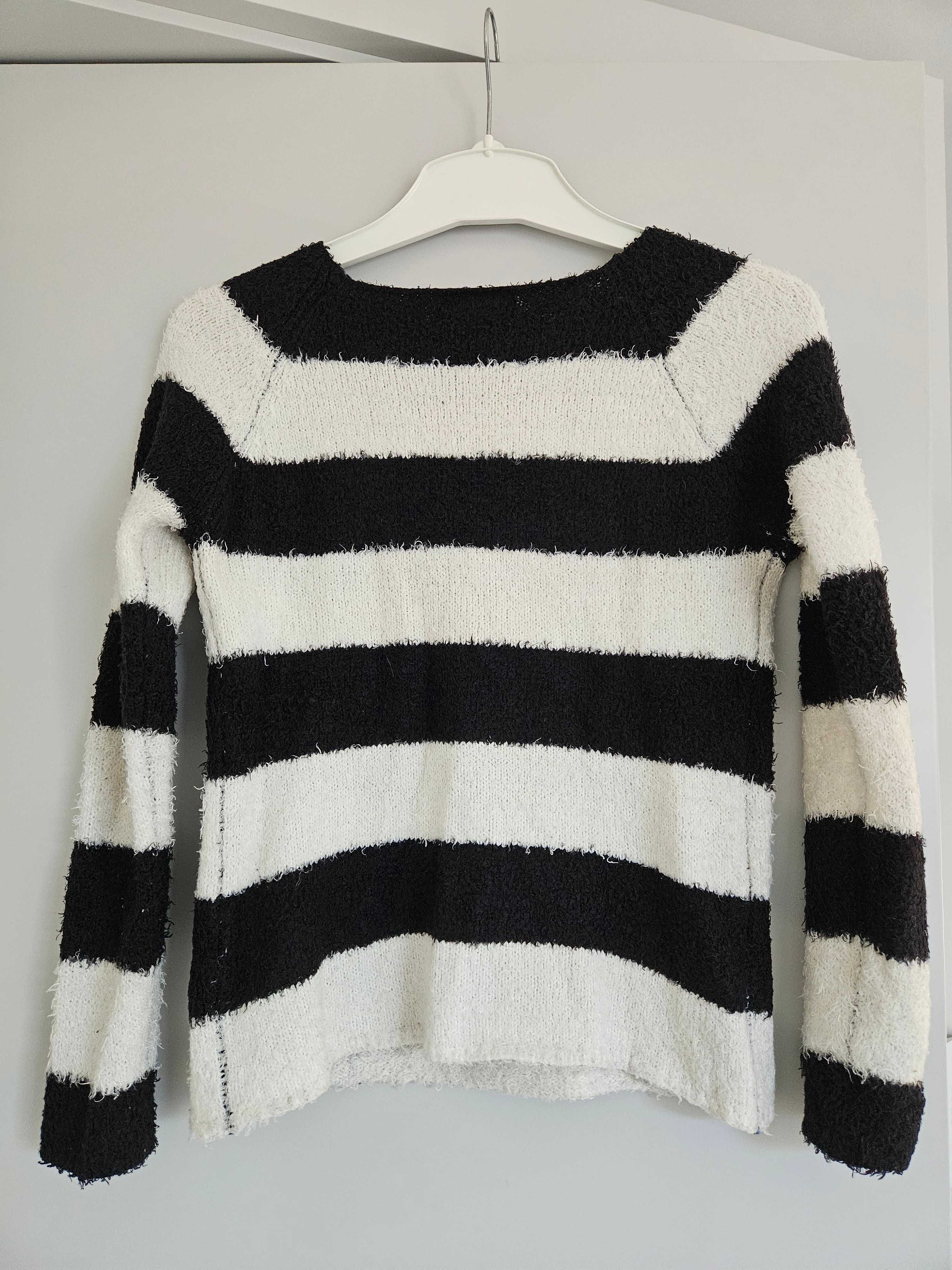 Sweter w paski biało-czarne włochaty Cropp S