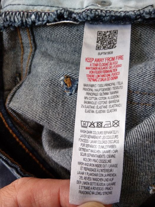 spodnie jeansowe z przetarciami dziurami i kropkami imitujacymi farbe