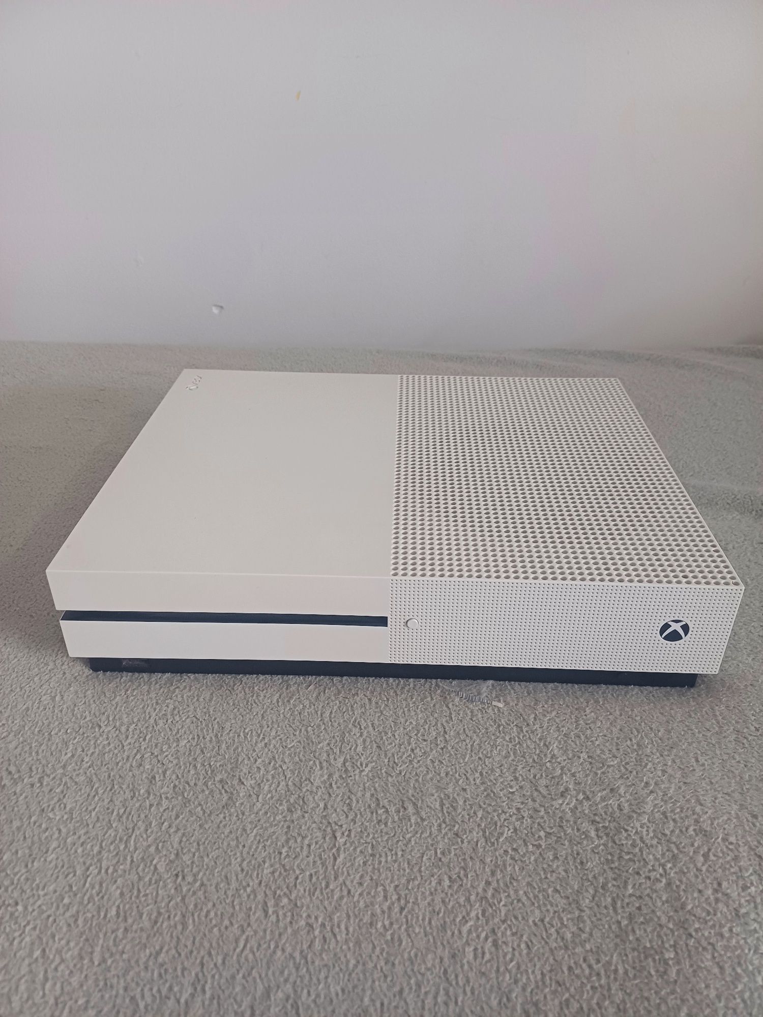 Xbox One S 500 GB + 2 pady + stacja ładująca + 11 gier + przejściówka
