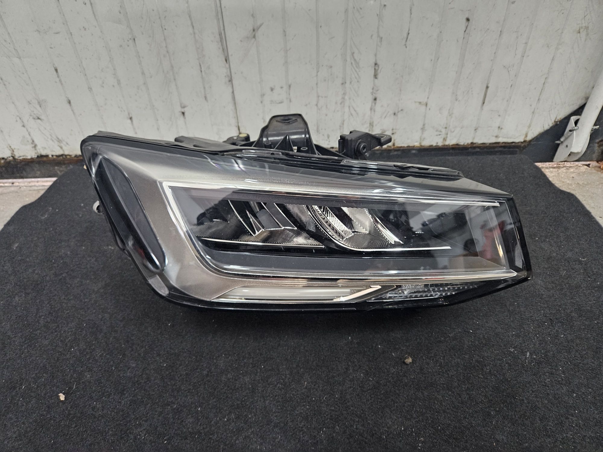Lampa Reflektor prawy Full Led Audi Q2 81A lift
