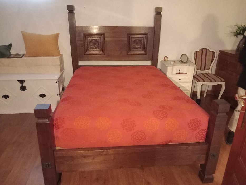 Cama em madeira maciça