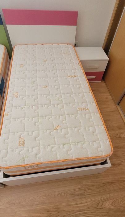 Cama individual em tons rosa menina
