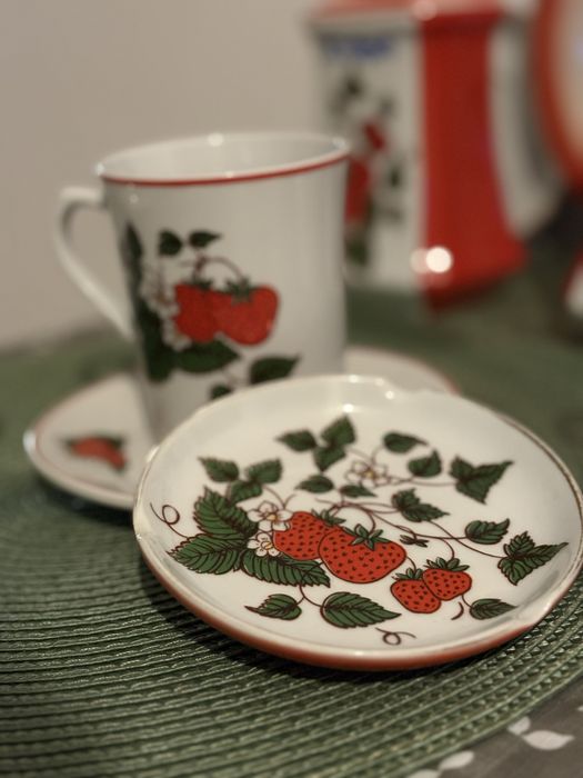 Kazzubska porcelana wzór w truskawki Łubiana