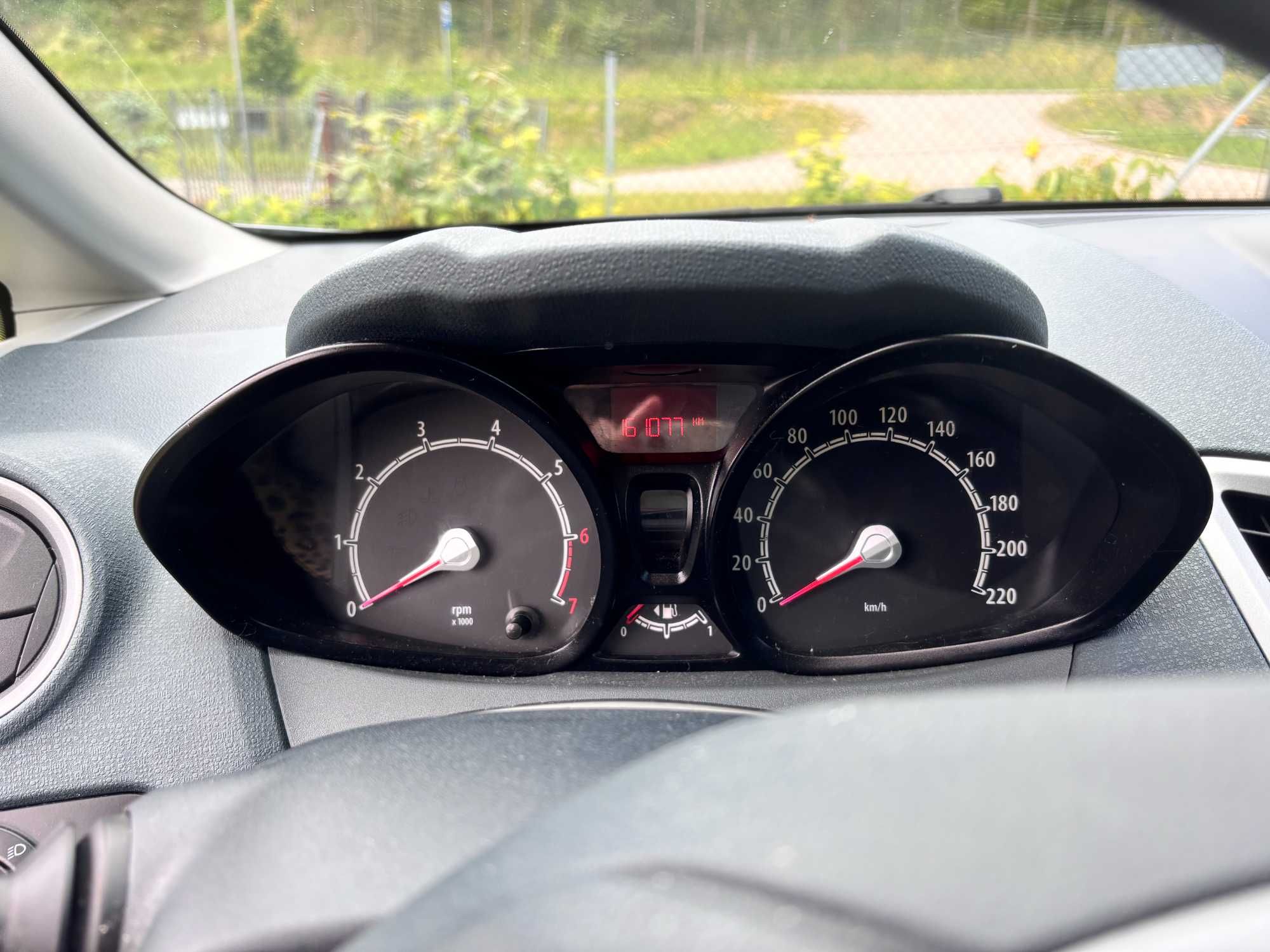 Srebrny Ford Fiesta 1.25 benzyna 82KM