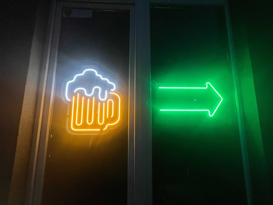 Продам Неоновая вывеска  Неон Бокал + стрелка