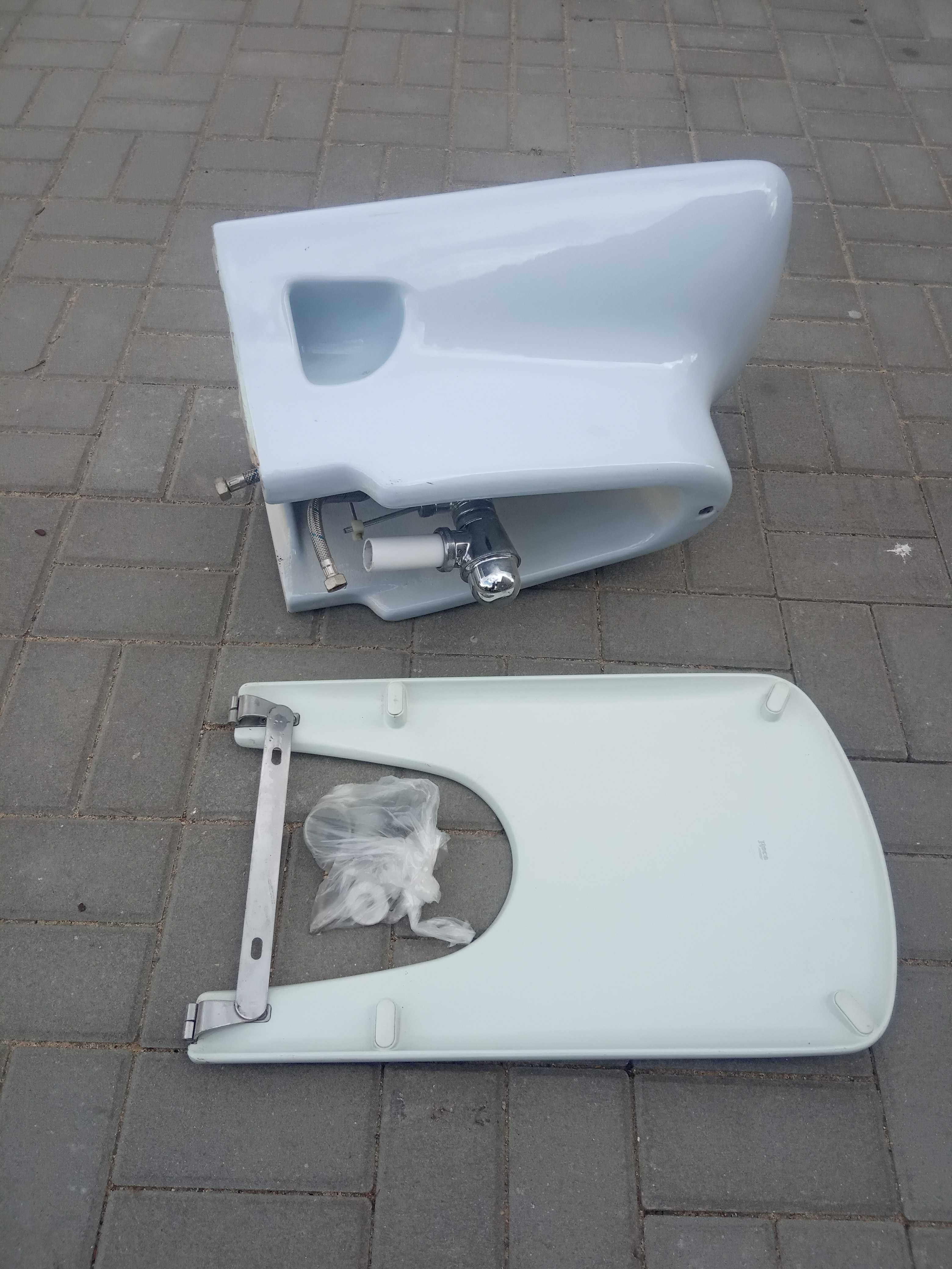 Bidet Roca podwieszany 60x35x27 Błękit, bateria, deska, odpływ, śruby