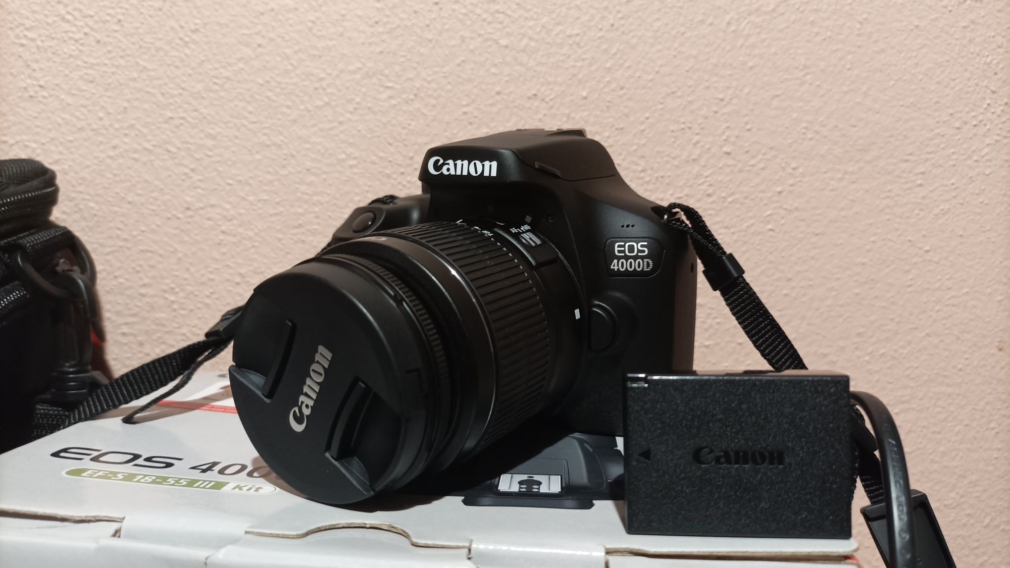 Canon EOS 4000D com lente 18-55