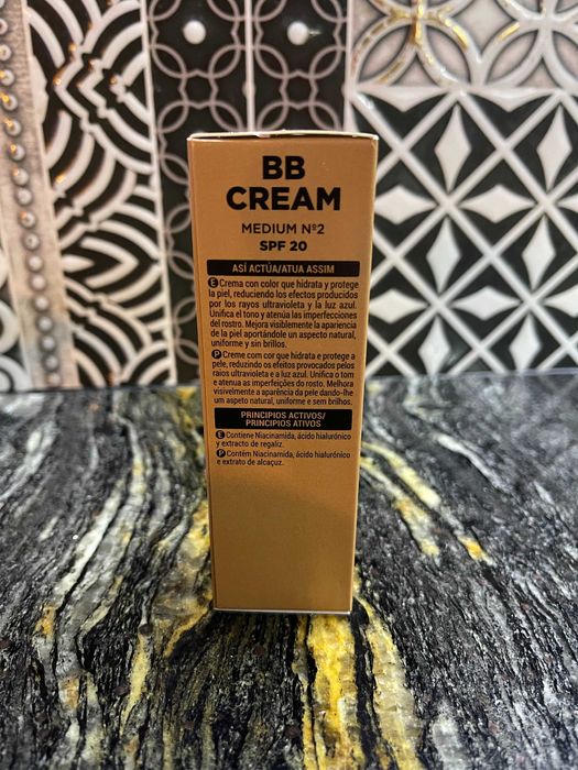 Krem BB nawilżający do twarzy  02 średni SPF 20. Deliplus