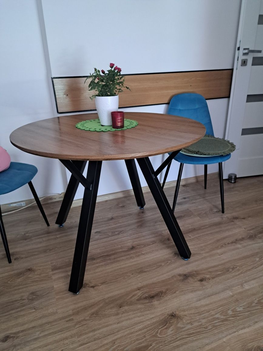 Stół okrągły w stylu loft.
