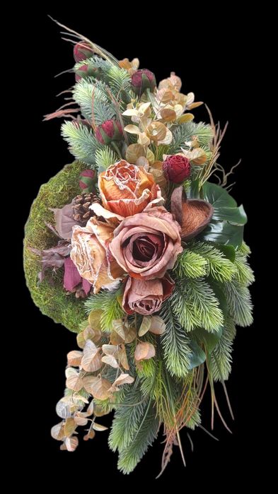 Stroik kompozycja wiązanka na wianku z mchu na grób cmentarz pomnik