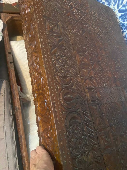 Arca antiga, madeira, toda trabalhada, mesmo atrás. 102x53x53cm