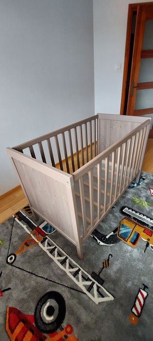 Łóżeczko Sundvik Ikea kolor szafo-brązowy