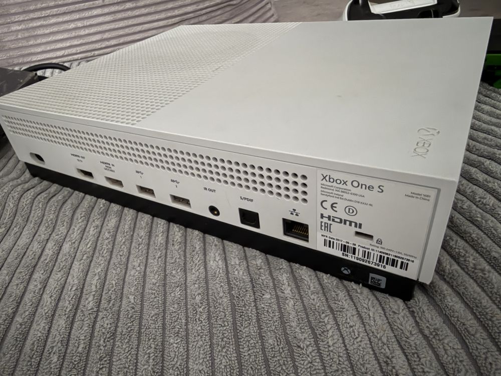 Xbox One S 500GB z napędem optycznym + 4 gry + 2 pady + Kinect