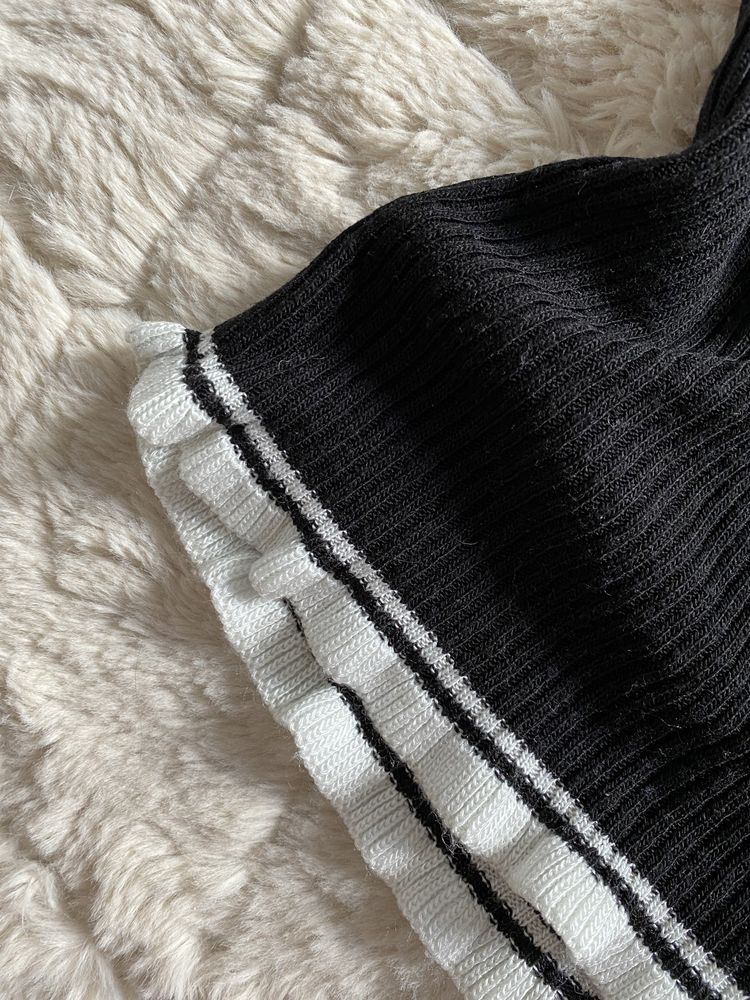 Czarny sweterek z rozszerzanymi rękawami