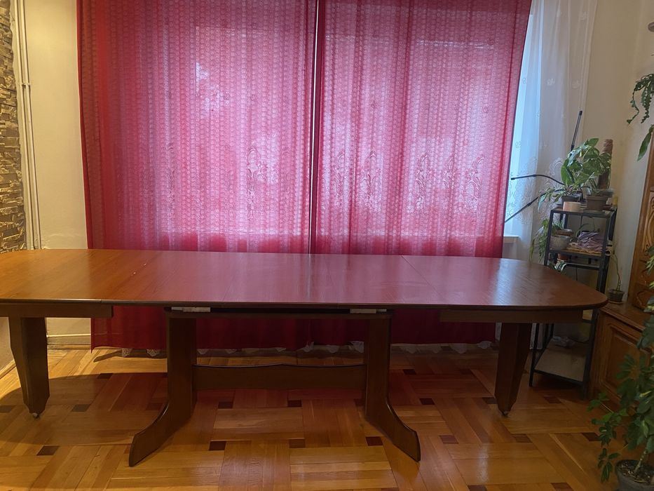 Solidny stół do jadalni