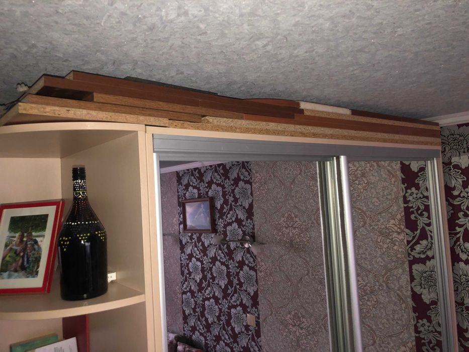 Куски ДСП разных размеров и цветов