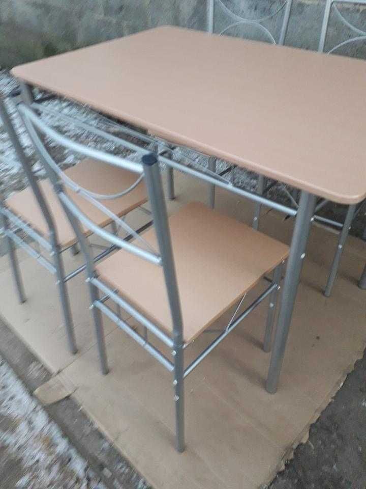 Stół  plus  cztery  krzesła