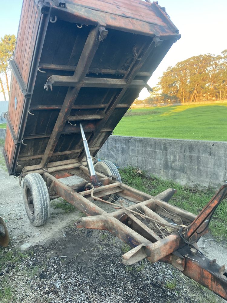 Reboque atrelado agrícola galucho 4000kg tribasculante